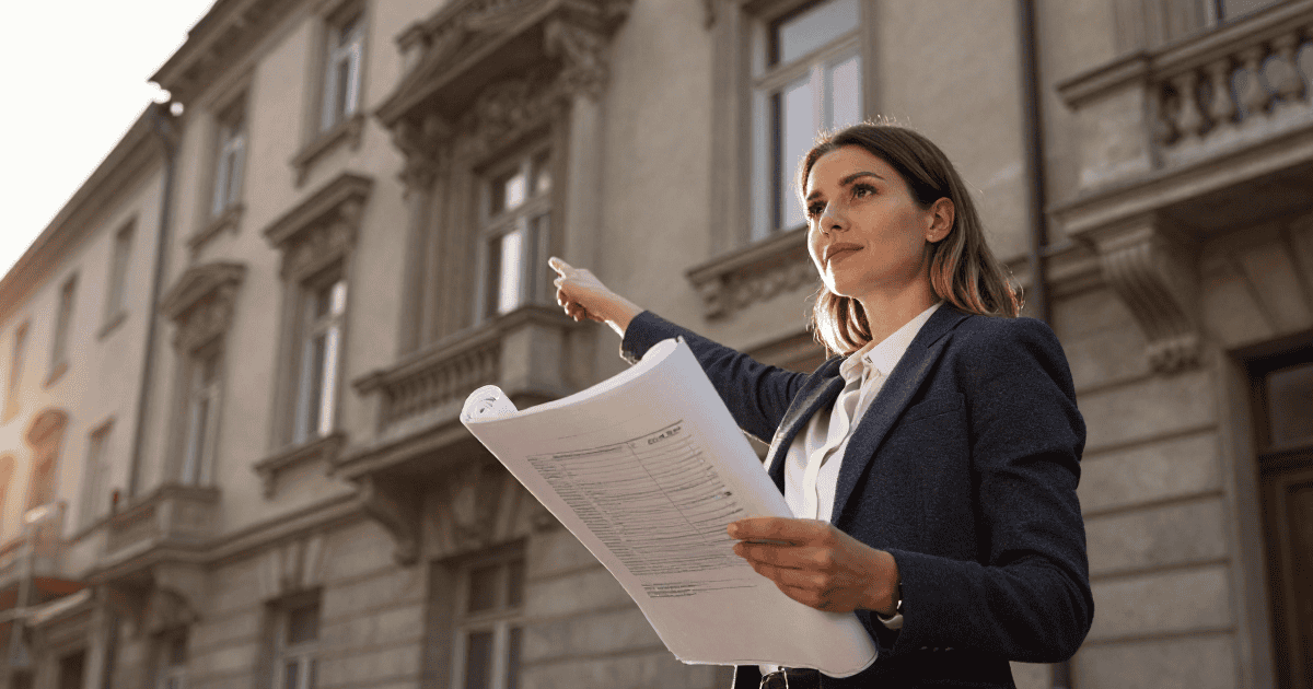 Bâtiment historique rénové avec soin, mettant en valeur l'architecture classique et les détails architecturaux.
